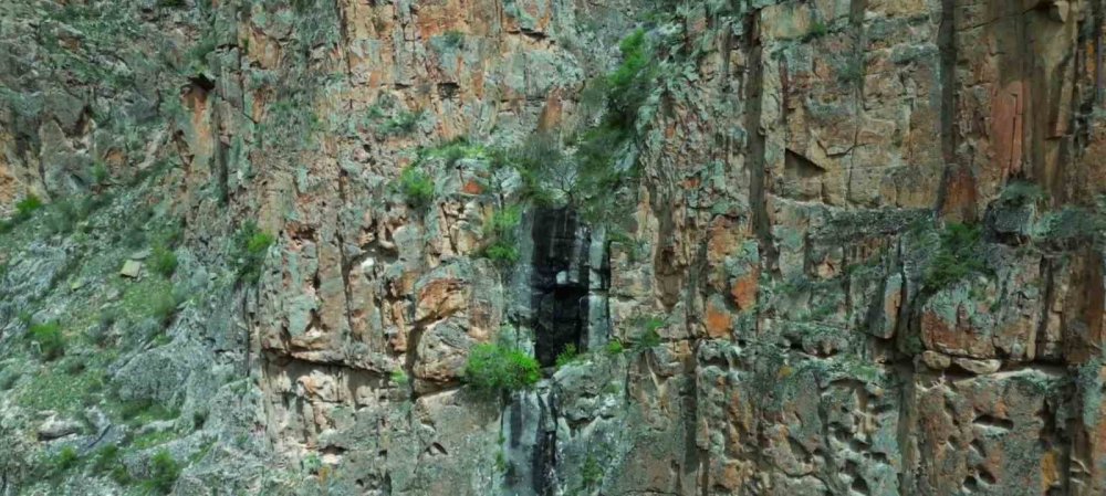 Uçurumdaki kapı gizemini koruyor