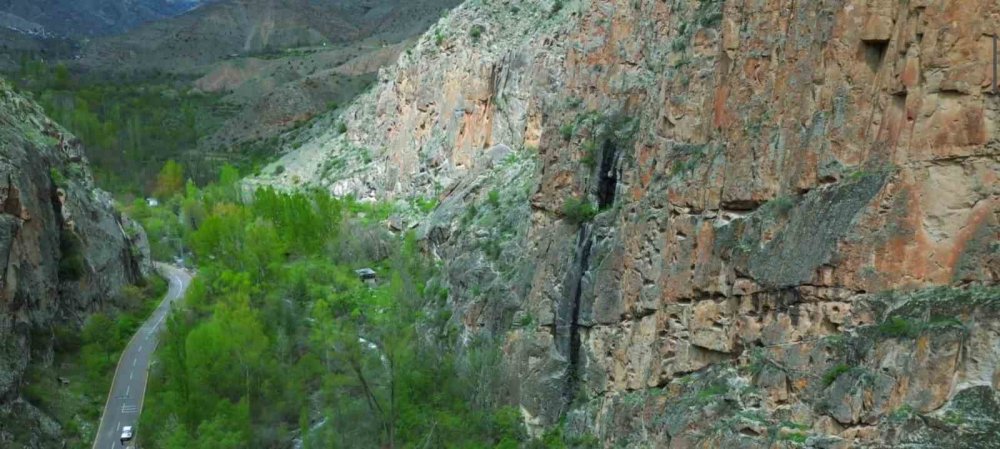 Uçurumdaki kapı gizemini koruyor