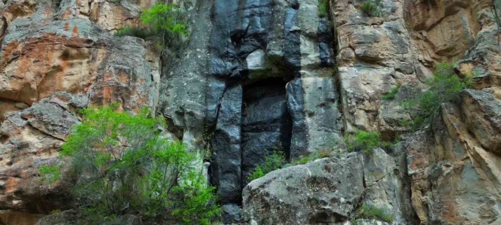 Uçurumdaki kapı gizemini koruyor