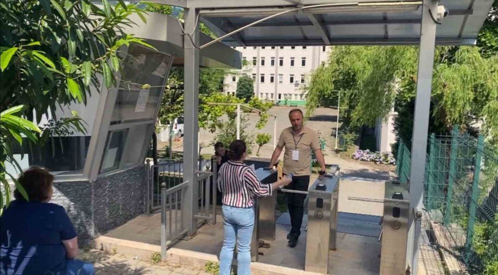 Yine bildik görüntüler yine sınava yetişemeyip dışarıda kaldılar