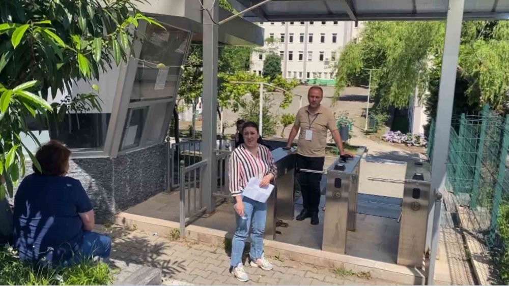 Yine bildik görüntüler yine sınava yetişemeyip dışarıda kaldılar