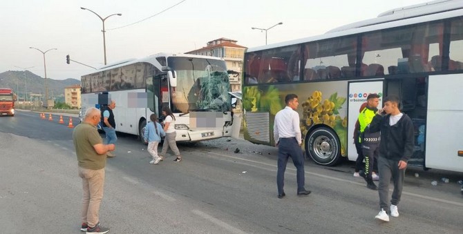 yolcu-otobuslerinin-karistigi-kaza-ucuz-atlatildi-3.jpg