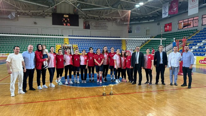 rizede-duzenlenen-2023-yili-kurumlar-arasi-voleybol-turnuvasi-kadinlar-finalinde-rakibini-3-0-yenen-rize-milli-egitim-mudurlugu-sampiyon-oldu-1.jpg