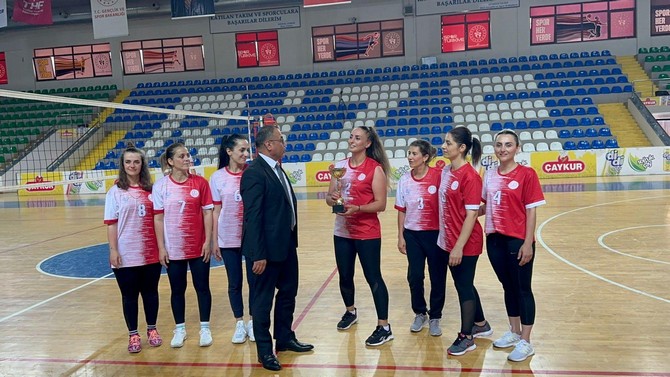 rizede-duzenlenen-2023-yili-kurumlar-arasi-voleybol-turnuvasi-kadinlar-finalinde-rakibini-3-0-yenen-rize-milli-egitim-mudurlugu-sampiyon-oldu-2.jpg