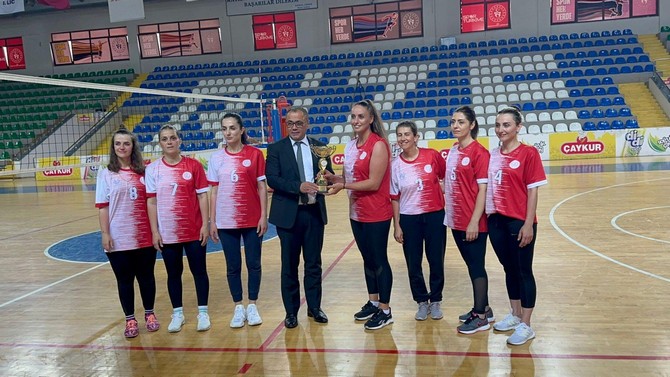 rizede-duzenlenen-2023-yili-kurumlar-arasi-voleybol-turnuvasi-kadinlar-finalinde-rakibini-3-0-yenen-rize-milli-egitim-mudurlugu-sampiyon-oldu-3.jpg