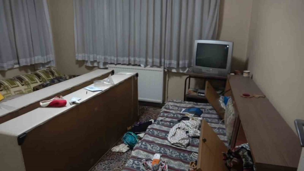 Soydukları 3 katlı evi otel gibi kullanan hırsızlar, ev sahibini şok etti