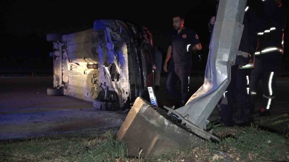 Aydınlatma direğine çarpan otomobildeki 2 kişi yaralandı