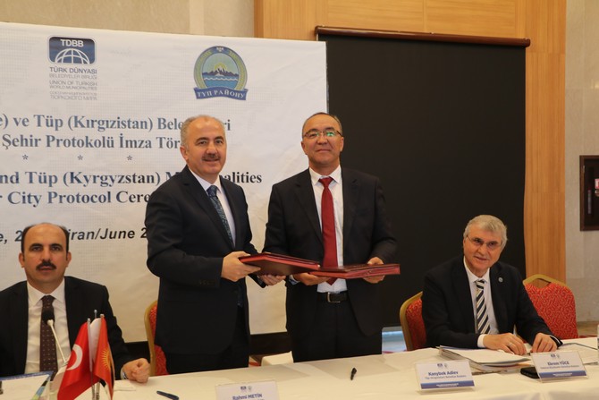 cumhurbaskani-recep-tayyip-erdogan-ve-kirgizistan-cumhurbaskani-sadir-caparovun-memleketlerinin-belediyeleri-arasinda-kardes-sehir-protokolu-imzalandi-1.jpg