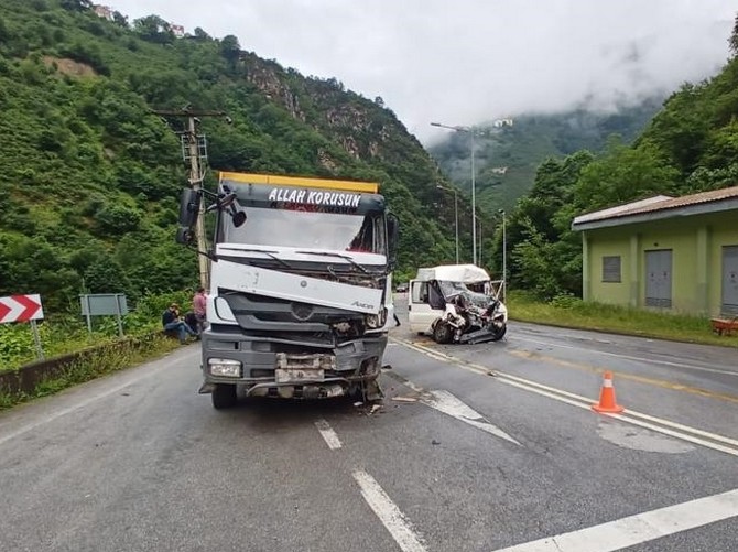 giresunda-kamyon-ile-minibusun-carpistigi-kazada-1-kisi-oldu-2.jpg