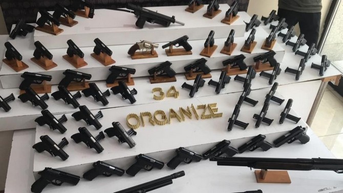 istanbul-merkezli-4-ilde-yasadisi-silah-atolyelerine-ve-bunlari-pazarlayanlara-yonelik-yapilan-operasyonda-ele-gecirilen-silahlarin-sergisi-yapildi-1.jpg
