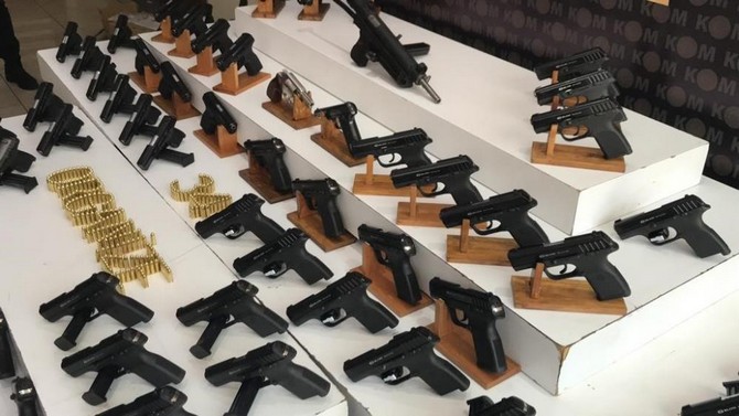 istanbul-merkezli-4-ilde-yasadisi-silah-atolyelerine-ve-bunlari-pazarlayanlara-yonelik-yapilan-operasyonda-ele-gecirilen-silahlarin-sergisi-yapildi-2.jpg