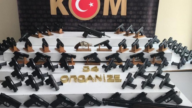 istanbul-merkezli-4-ilde-yasadisi-silah-atolyelerine-ve-bunlari-pazarlayanlara-yonelik-yapilan-operasyonda-ele-gecirilen-silahlarin-sergisi-yapildi-4.jpg