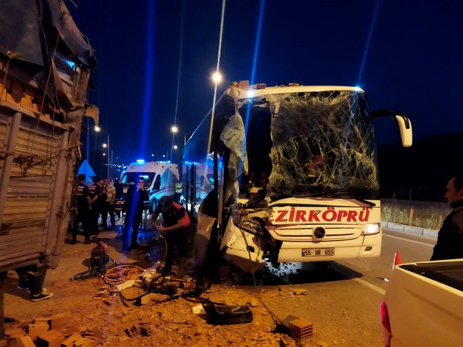 yolcu-otobusu-tugla-yuklu-tira-carpti1-olu-9-yarali-1.jpg