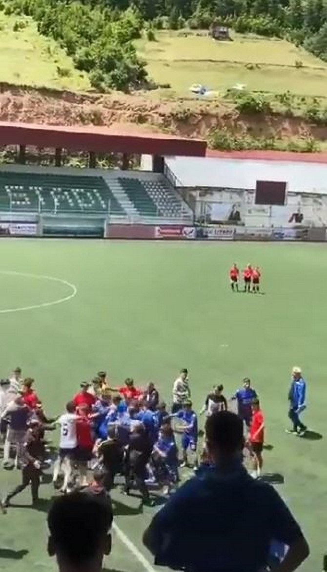 trabzon-ortahisar-kanuni-futbol-kulubu-ile-rize-belediyespor-arasinda-oynanan-mac-sonrasinda-iki-takim-futbolculari-arasinda-kavga-cikti-2.jpg