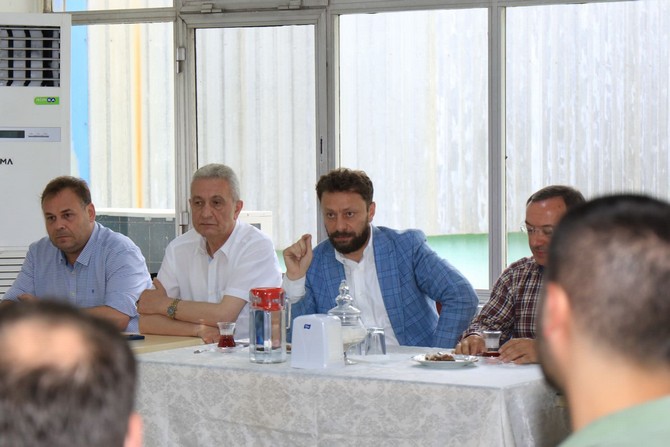 ak-parti-rize-milletvekili-muhammed-avci-cayeli-ilcesindeki-2-fabrikada-caykur-mevsimlik-iscileriyle-bir-araya-gelerek-sorularini-cevaplandirdi-2.jpg