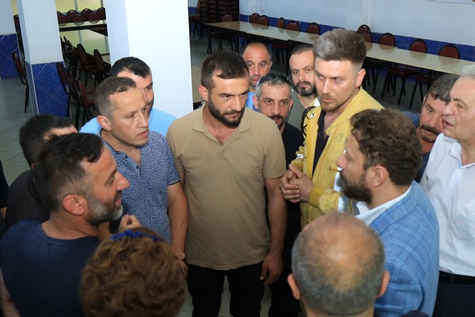 ak-parti-rize-milletvekili-muhammed-avci-cayeli-ilcesindeki-2-fabrikada-caykur-mevsimlik-iscileriyle-bir-araya-gelerek-sorularini-cevaplandirdi-8.jpg