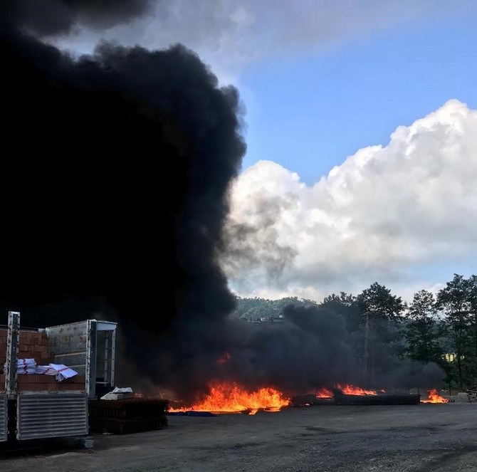 rizenin-iyidere-ilcesinde-insaat-malzemeleri-satan-bir-nalburda-cikan-yanginda-milyonlarca-lira-degerindeki-plastik-boru-dakikalar-icerisnde-yanarak-kul-oldu-1.jpg