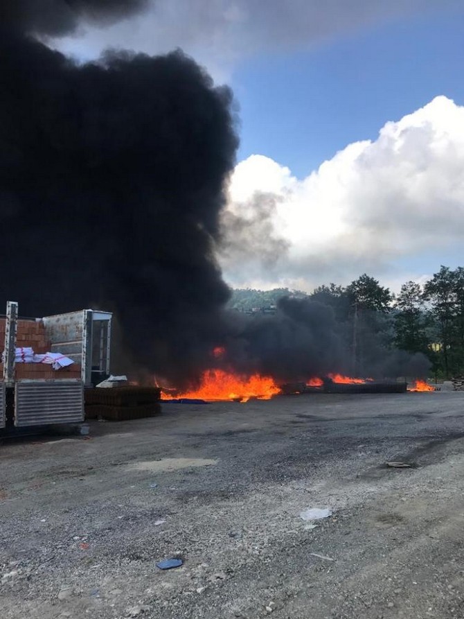 rizenin-iyidere-ilcesinde-insaat-malzemeleri-satan-bir-nalburda-cikan-yanginda-milyonlarca-lira-degerindeki-plastik-boru-dakikalar-icerisnde-yanarak-kul-oldu-3.jpg