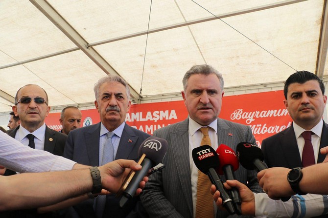 genclik-ve-spor-bakani-osman-askin-bak-ve-ak-parti-genel-baskan-yardimcisi-hayati-yazici-rizede-1.jpg