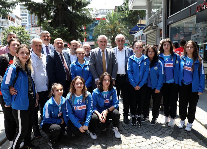 genclik-ve-spor-bakani-osman-askin-bak-ve-ak-parti-genel-baskan-yardimcisi-hayati-yazici-rizede-5.jpg