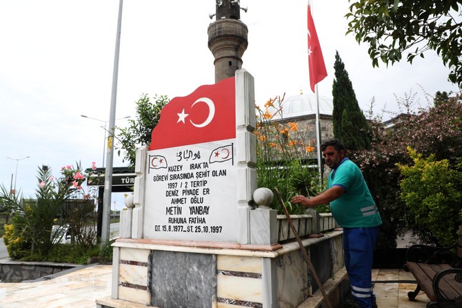 rizede-temizlik-iscisi-yasin-ismailoglu-gonullu-olarak-kent-merkezindeki-sehit-mezarlarinin-bakimini-ve-cevre-temizligini-yapiyor-1.jpg