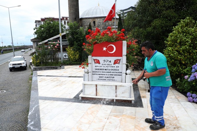 rizede-temizlik-iscisi-yasin-ismailoglu-gonullu-olarak-kent-merkezindeki-sehit-mezarlarinin-bakimini-ve-cevre-temizligini-yapiyor-6.jpg