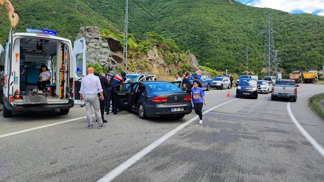artvinde-iki-otomobilin-carpistigi-kazada-8-kisi-yaralandi-1.jpg