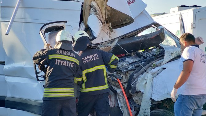 samsunda-canli-yayin-aracinin-yoldan-cikip-direge-carpmasi-sonucu-meydana-gelen-trafik-kazasinda-2-kisi-hayatini-kaybeden-1-kisi-de-yaralandi-1.jpg