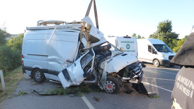 samsunda-canli-yayin-aracinin-yoldan-cikip-direge-carpmasi-sonucu-meydana-gelen-trafik-kazasinda-2-kisi-hayatini-kaybeden-1-kisi-de-yaralandi-15.jpg