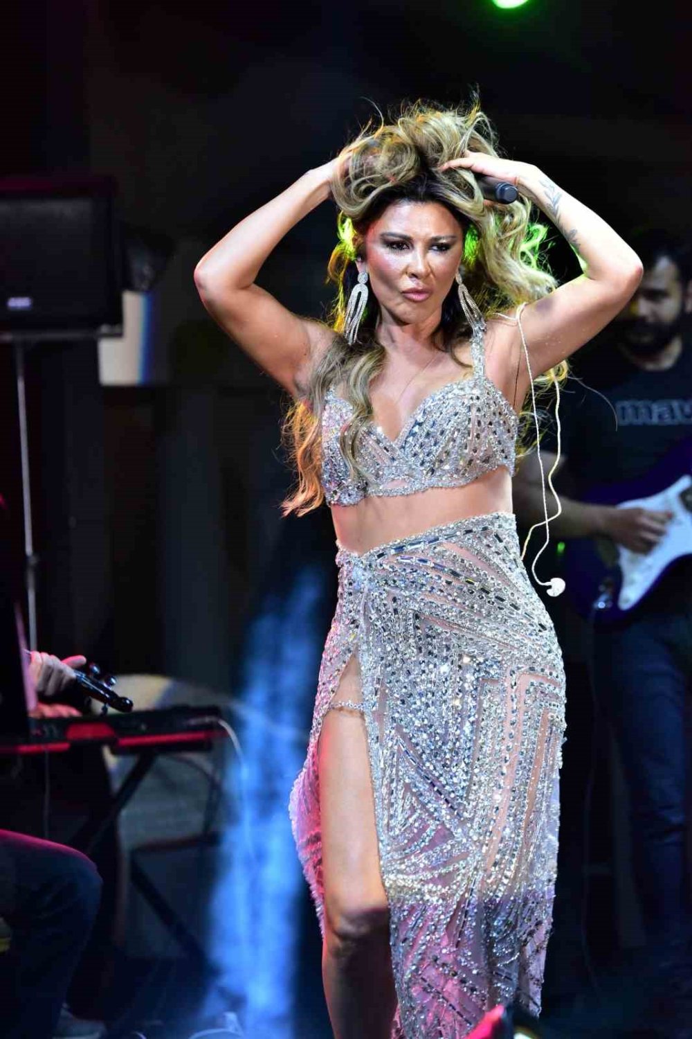 Şarkıcı Selen Görgüzel Bodrum’da sahne aldı