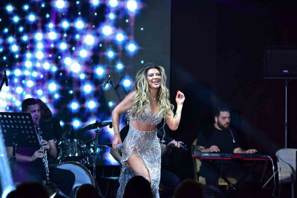Şarkıcı Selen Görgüzel Bodrum’da sahne aldı