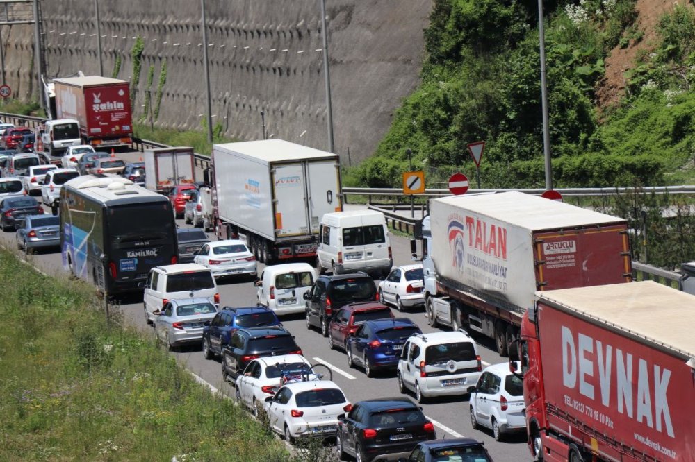 Zincirleme kaza TEM Otoyolu Bolu geçişinde uzun araç kuyrukları oluşturdu