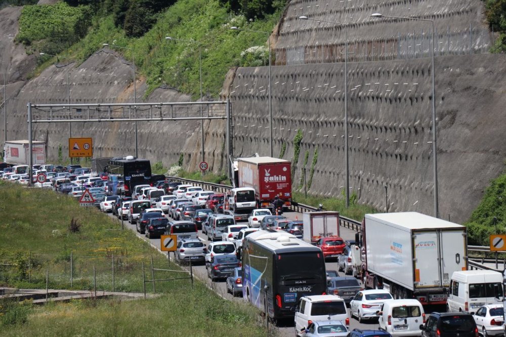 Zincirleme kaza TEM Otoyolu Bolu geçişinde uzun araç kuyrukları oluşturdu