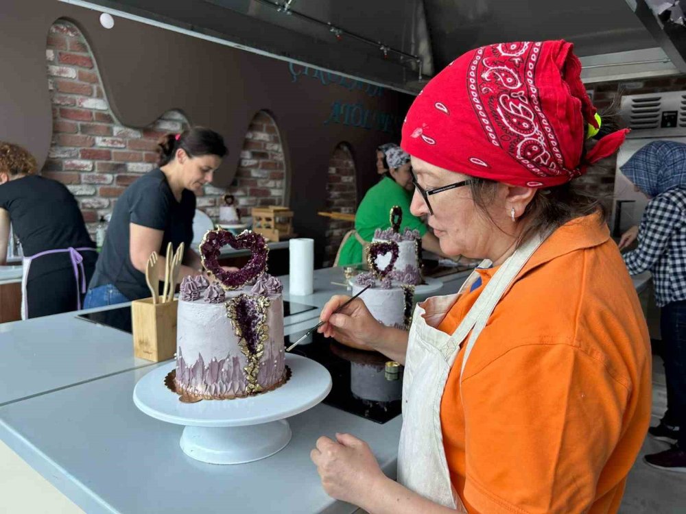 Bu merkezde gençler ve kadınlar meslek öğreniyor