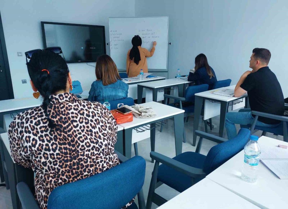 Bu merkezde gençler ve kadınlar meslek öğreniyor