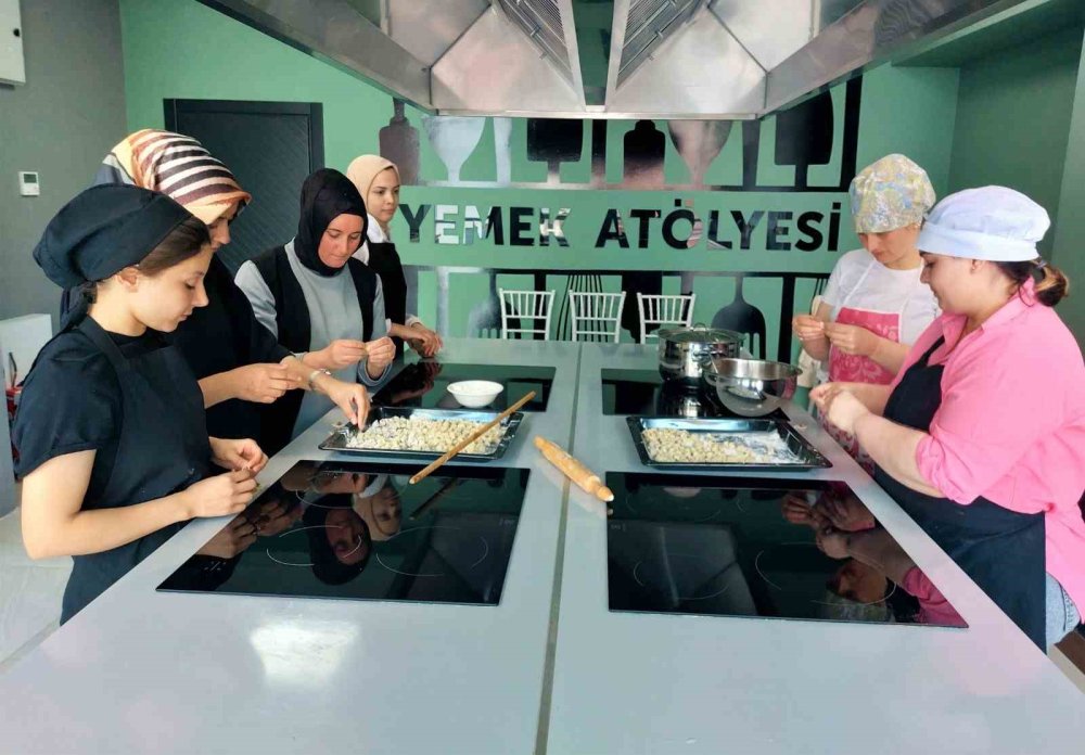 Bu merkezde gençler ve kadınlar meslek öğreniyor