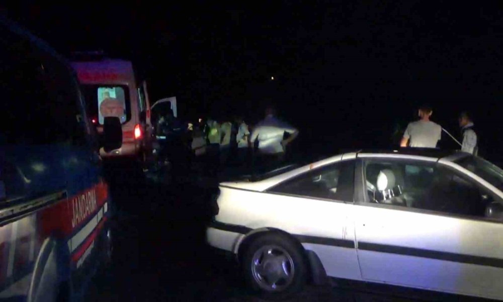 Bayramiç’te iki otomobil kafa kafaya çarpıştı: 5 yaralı