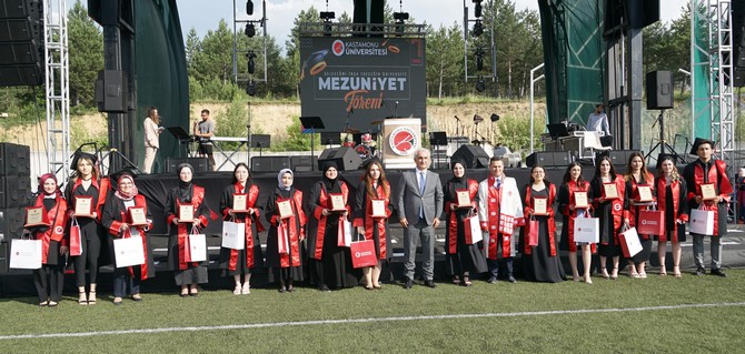 kastamonu-universitesinin-en-yasli-ogrencileri-dereceyle-mezun-oldu-1-001.jpg