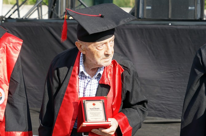 kastamonu-universitesinin-en-yasli-ogrencileri-dereceyle-mezun-oldu-10.jpg