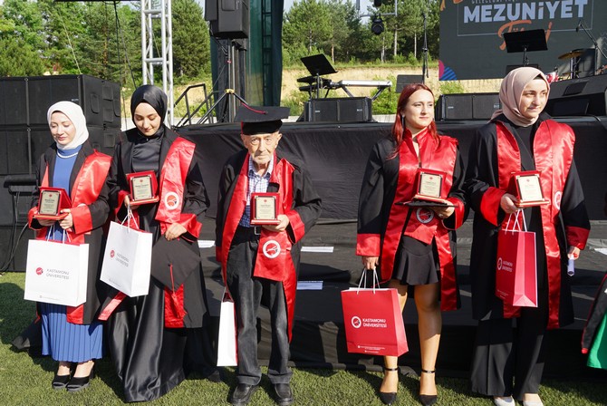 kastamonu-universitesinin-en-yasli-ogrencileri-dereceyle-mezun-oldu-6-001.jpg