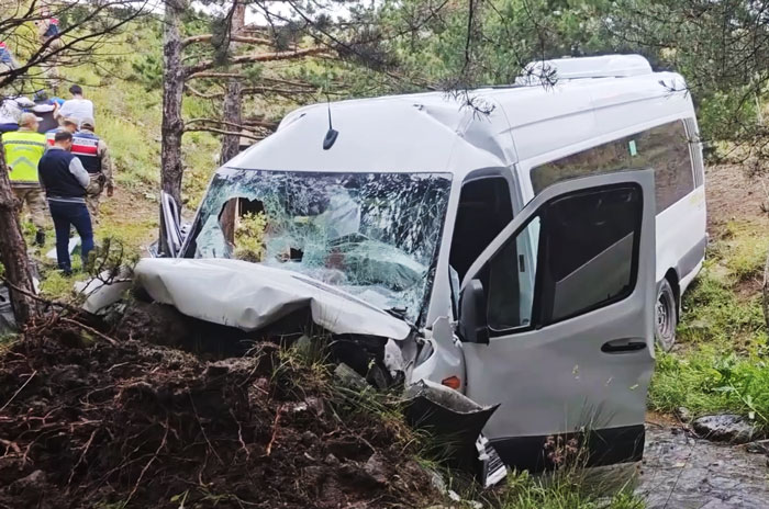 erzincanda-sarampole-devrilen-minibusteki-4-kisi-oldu-10-kisi-yaralandi-001.jpg