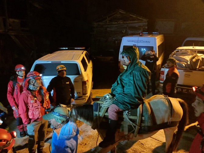 kackar-daglarinda-yuruyus-yaptigi-esnada-duserek-yaralanan-dagci-kurtarilarak-hastanede-tedavi-altina-alindi-4.jpg