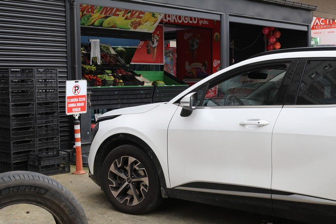 marketinin-deposunun-onune-park-eden-araclardan-usanan-rizeli-esnafin-buldugu-ilginc-cozum-goren-herkesi-gulduruyor-4.jpg