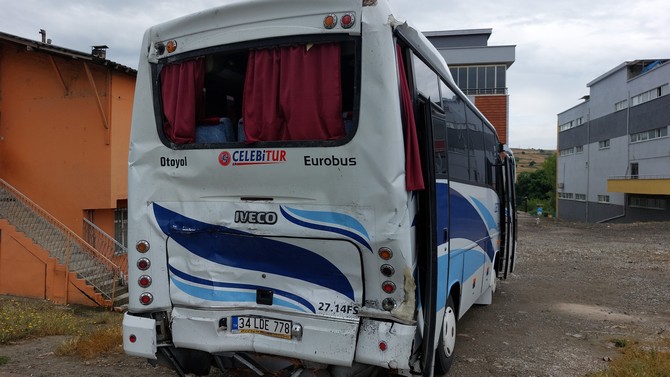 rize-yolcu-otobusu-dugune-gidenleri-tasiyan-otobuse-arkadan-carpti-6-yarali-5.jpg