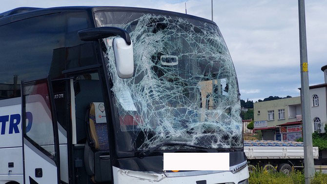 rize-yolcu-otobusu-dugune-gidenleri-tasiyan-otobuse-arkadan-carpti-6-yarali.jpg