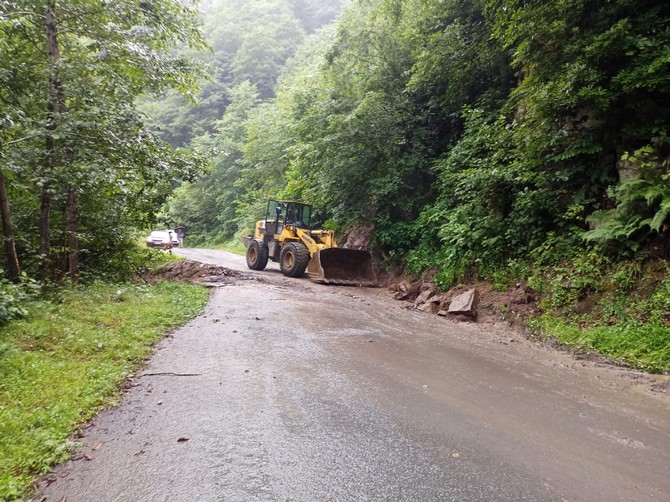 rizede-heyelanda-kapanan-yol-tekrardan-ulasima-acildi-4.jpg