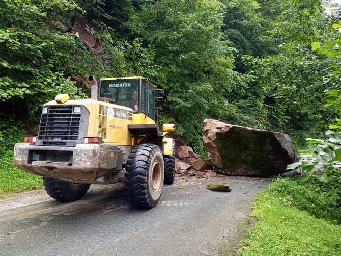 rizede-heyelanda-kapanan-yol-tekrardan-ulasima-acildi-7.jpg