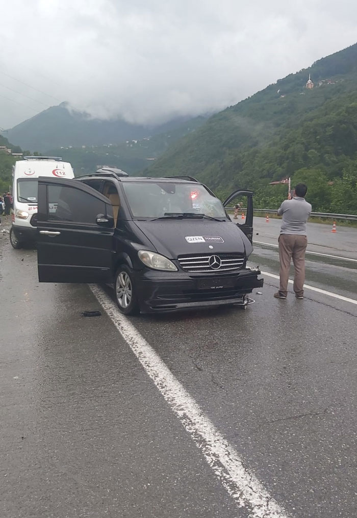 trabzonda-meydana-gelen-zincirleme-trafik-kazasinda-3-turist-yaralandi.jpg