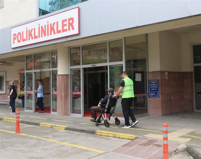 rize-devlet-hastanesinde-hasta-karsilama-ve-yonlendirme-ekipleri-olusturuldu-3.jpg