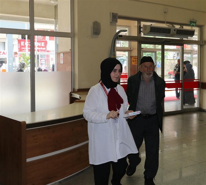rize-devlet-hastanesinde-hasta-karsilama-ve-yonlendirme-ekipleri-olusturuldu-5.jpg